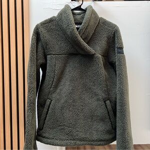 The North Face Fleece
Pullover  Olive green